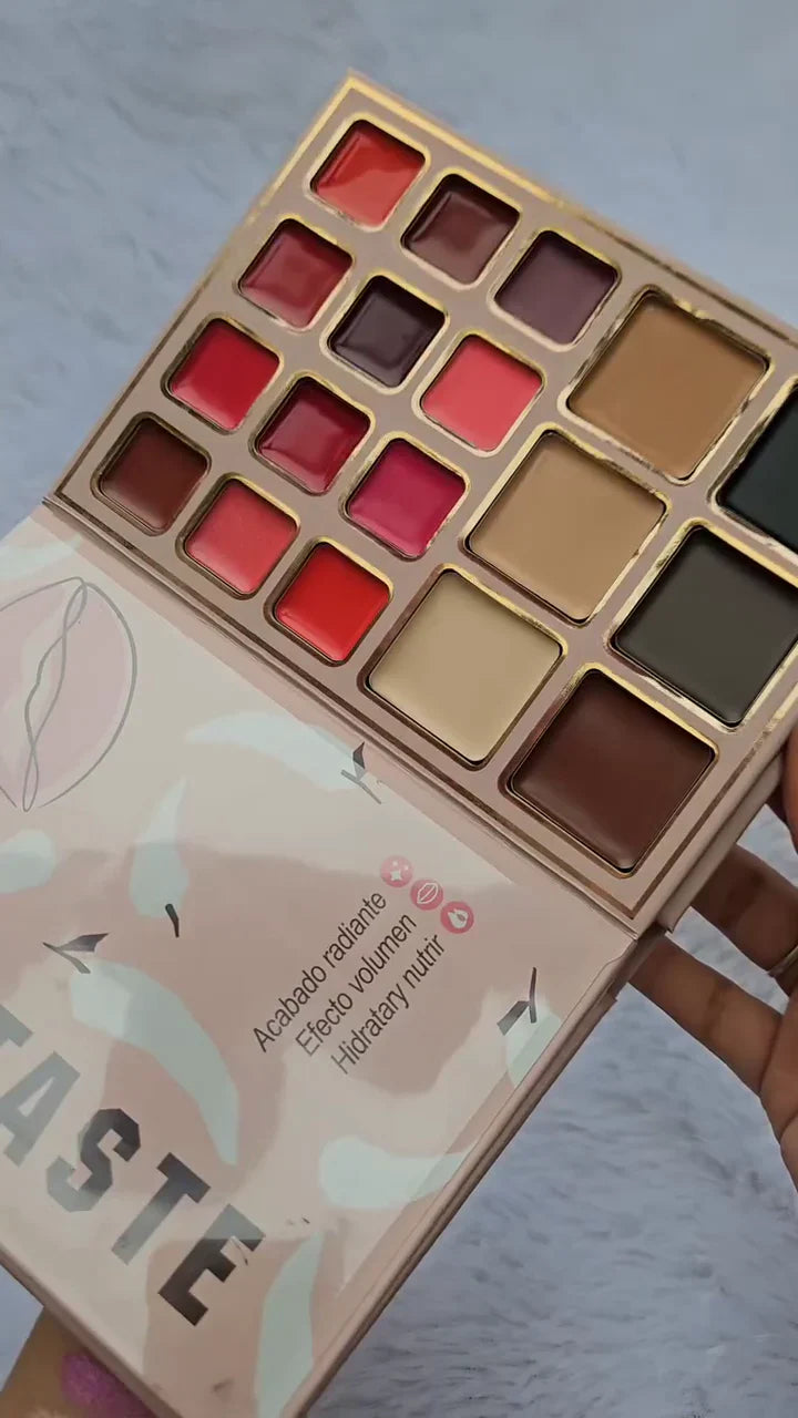 Luxury Heart Palette Makeup Set – 18 Beautifully Curated Colors for Eyeshadow, Blush & Lip Tint in a Chic Rose Gold Case with Floral Detailing