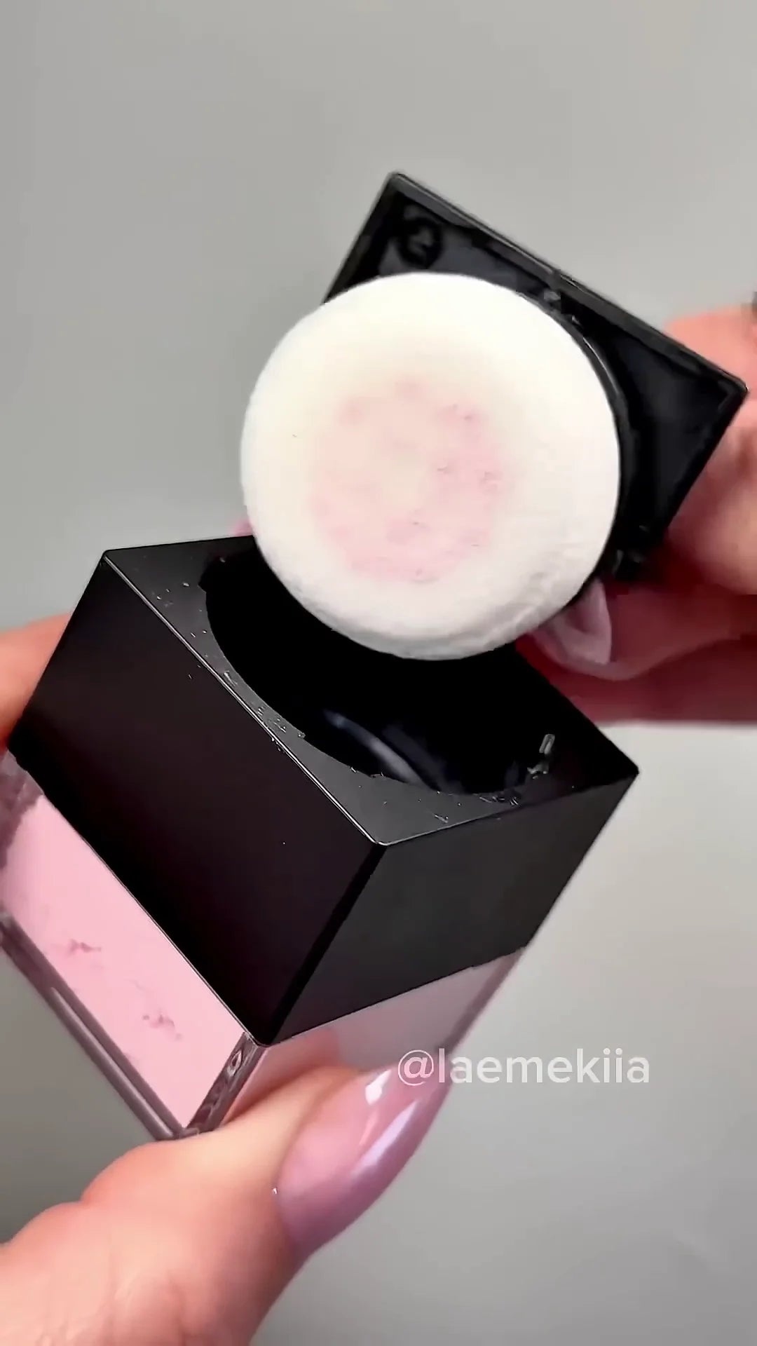 Cushion Puff Loose Powder with Built-In Applicator – Lightweight, Smooth Finish Setting Powder for Long-Lasting Makeup Look