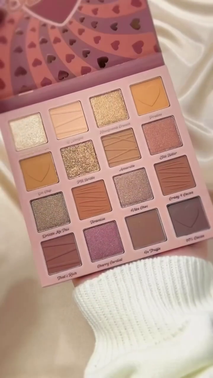 Heart-Inspired Eyeshadow Palette – 16 Stunning Shades in Matte, Shimmer, and Glitter for Gorgeous Eye Looks