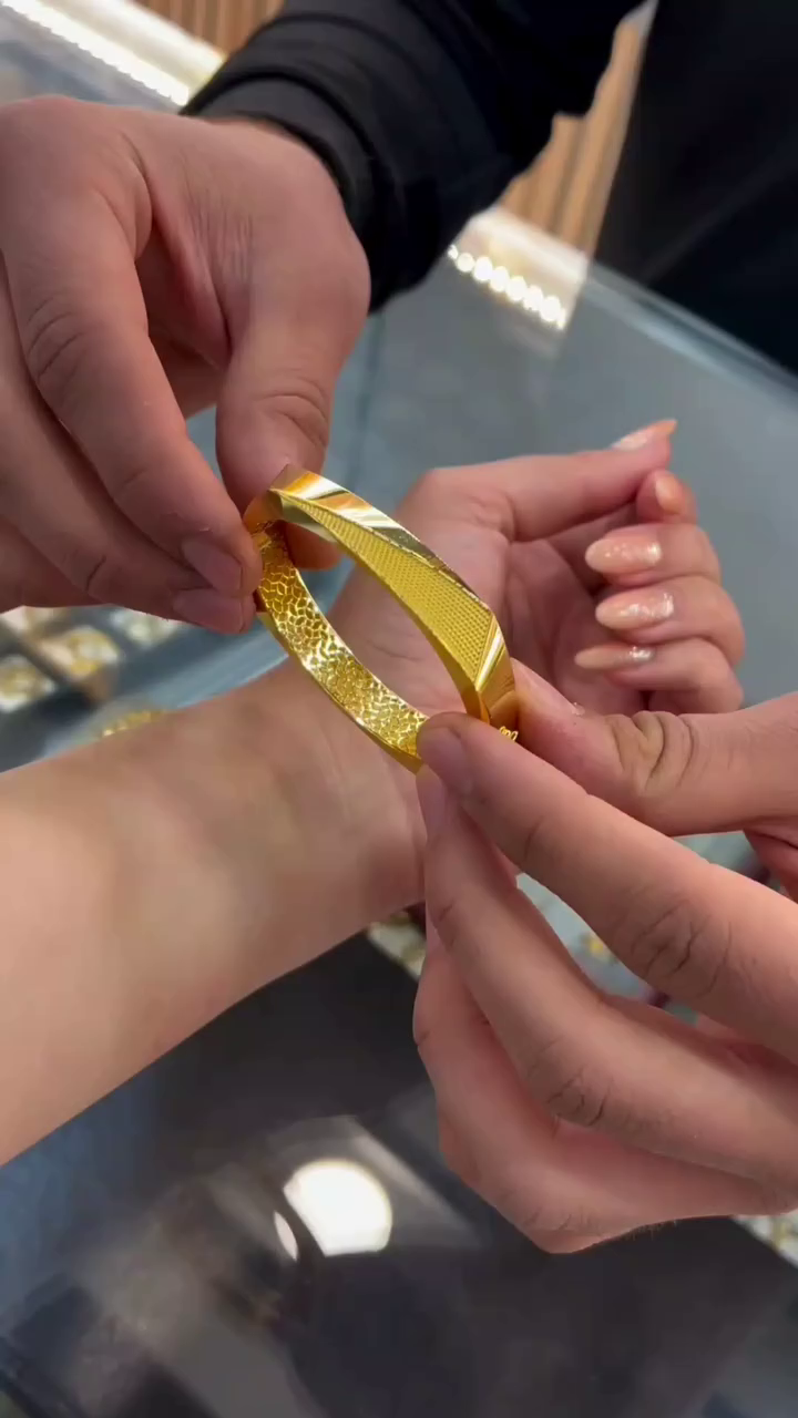 Textured Bangle Bracelet with Polished Finish and Intricate Inner Detailing – Premium Jewelry for Special Occasions and Everyday Glamour