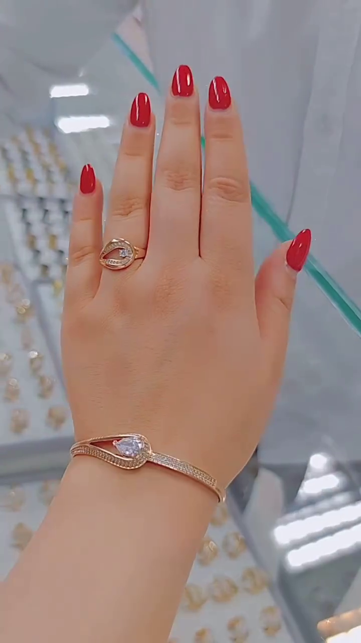 Rose Gold-Plated Jewelry Set Featuring Matching Bracelet and Ring with Intricate Crystal Accents – Stylish Interwoven and Teardrop Designs for Women