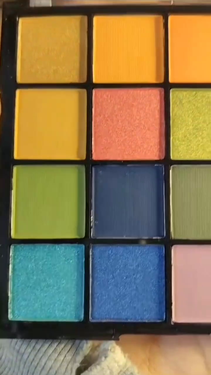 Vibrant 16-Color Matte & Shimmer Eyeshadow Palette – Bold Pigments with Glitter & Satin Finishes for Creative, Colorful, and Dramatic Eye Makeup Looks