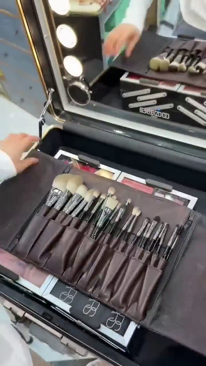 Professional Glam Makeup Artist Kit – Complete All-in-One Vanity Case with LED Mirror, 3CE Eyeshadow Palettes, Huda Beauty Lipsticks, NARS Blushes, and Full Range of High-Pigment Face and Eye Essentials for Studio & Travel Use