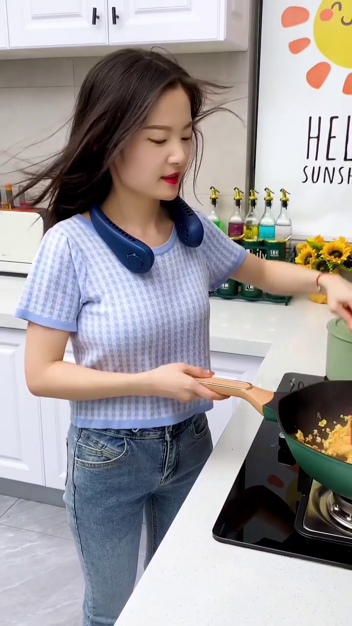 Portable Hands-Free Neck Fan with Dual Adjustable Air Outlets – USB Rechargeable Wearable Cooling Device for Personal Use, Ideal for Cooking, Outdoor Activities, Office, and Summer Travel