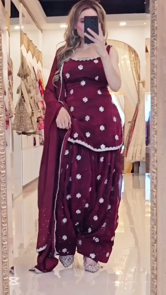 Chic Women's Light Pink Cropped Sweatshirt: Oversized Balloon Sleeve Pullover Featuring All-Over Delicate White Embroidered Bowknot Design