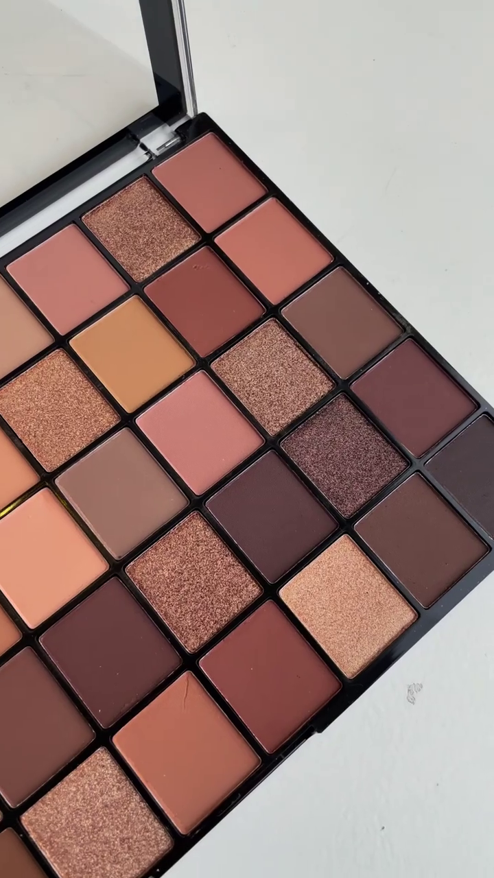 Elegant Neutral and Warm Toned Eyeshadow Palette with Matte and Shimmer Finishes for Versatile Eye Looks