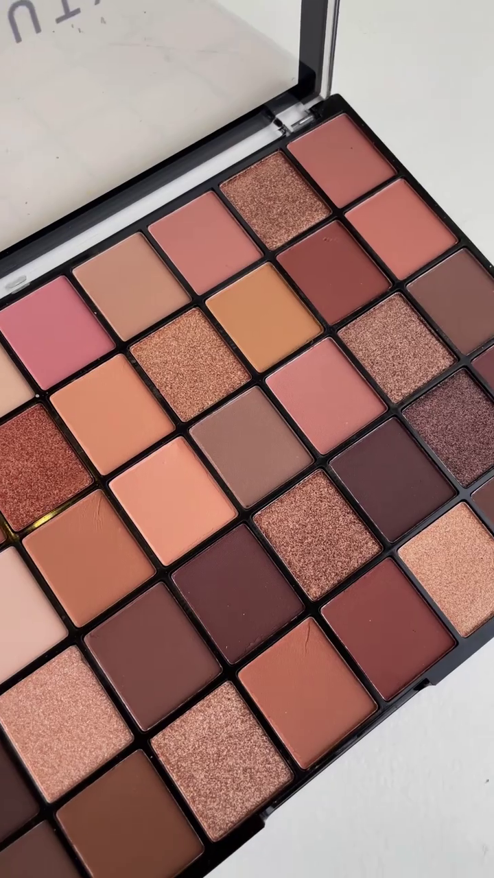 Elegant Neutral and Warm Toned Eyeshadow Palette with Matte and Shimmer Finishes for Versatile Eye Looks