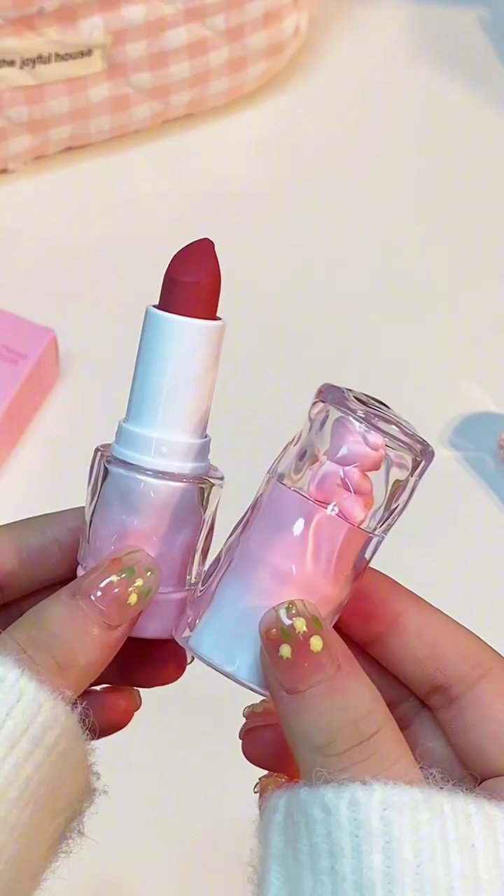 Chic and Playful Pink Gradient Lipstick with Soft, Creamy Texture for a Bold Yet Effortlessly Natural Look