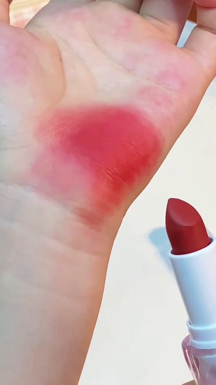 Chic and Playful Pink Gradient Lipstick with Soft, Creamy Texture for a Bold Yet Effortlessly Natural Look