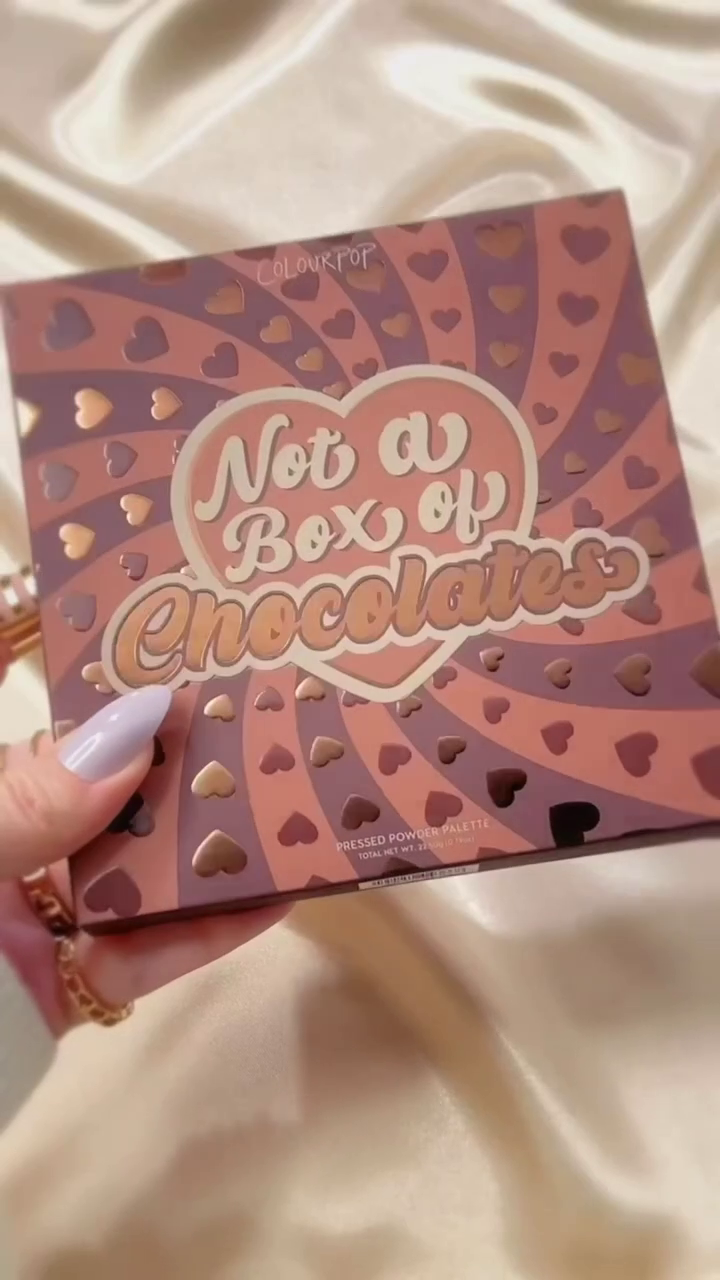 Heart-Inspired Eyeshadow Palette – 16 Stunning Shades in Matte, Shimmer, and Glitter for Gorgeous Eye Looks