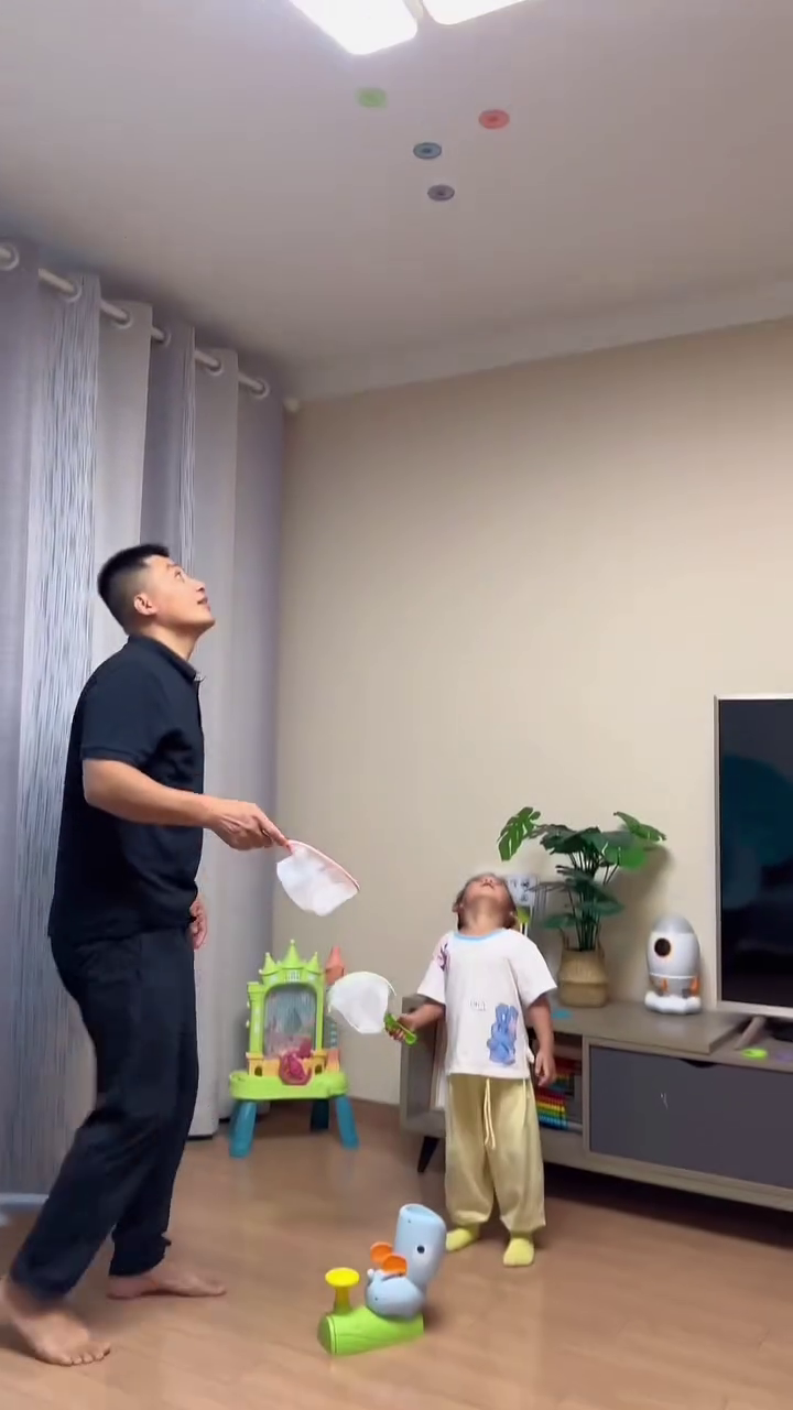 Interactive Duck-Themed Disc Launcher Toy Set for Kids – Colorful Spinning Discs, Catching Nets, and Engaging Family Play – Perfect Indoor Game for Fun and Coordination Development