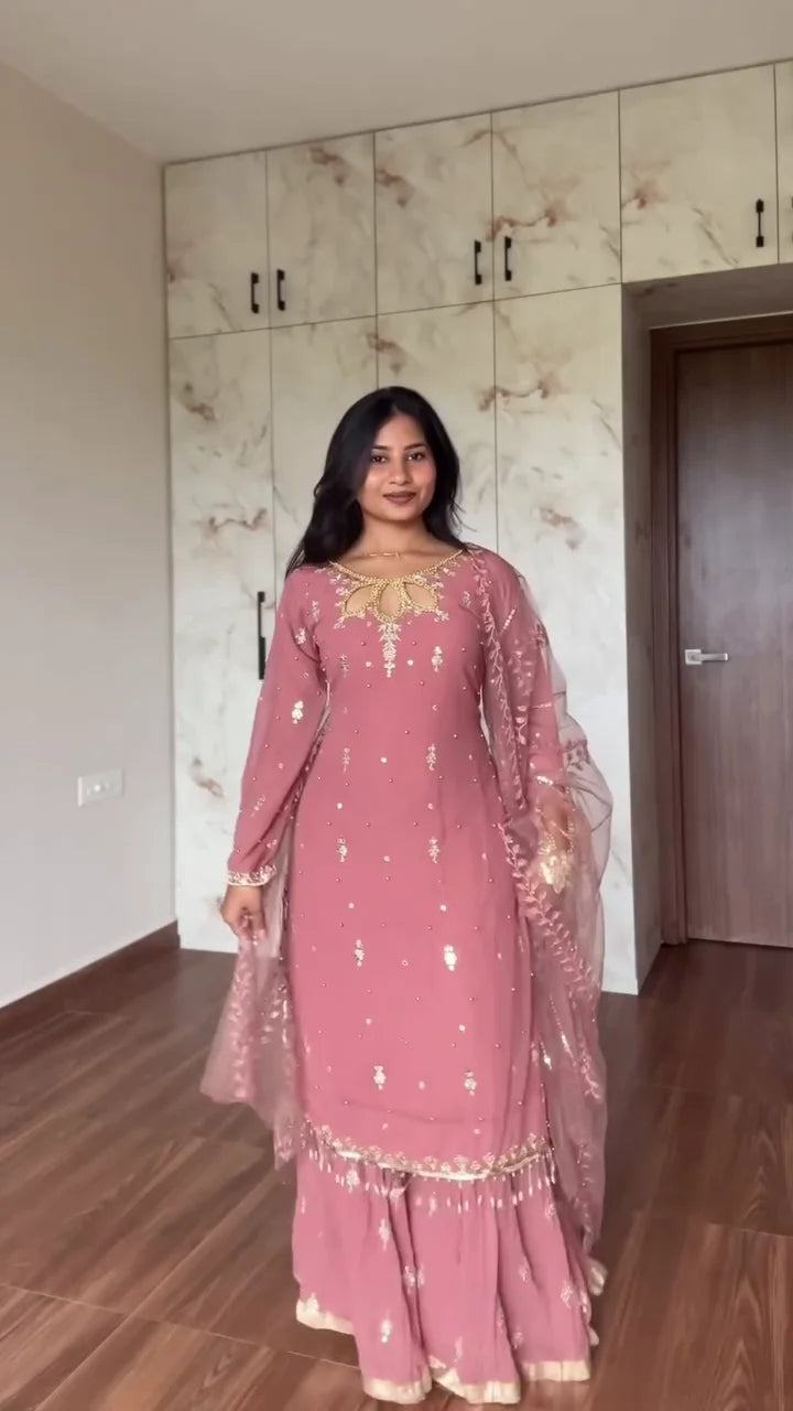 Pink Kurti: A Soft Blend of Feminine Elegance, Everyday Comfort, and Modern Ethnic Style