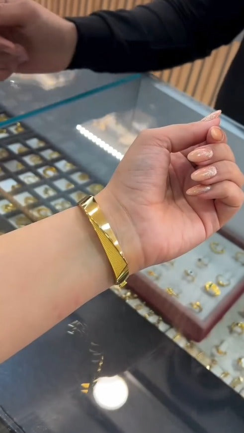 Textured Bangle Bracelet with Polished Finish and Intricate Inner Detailing – Premium Jewelry for Special Occasions and Everyday Glamour