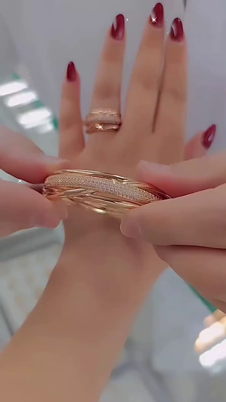 Rose Gold-Plated Jewelry Set Featuring Matching Bracelet and Ring with Intricate Crystal Accents – Stylish Interwoven and Teardrop Designs for Women