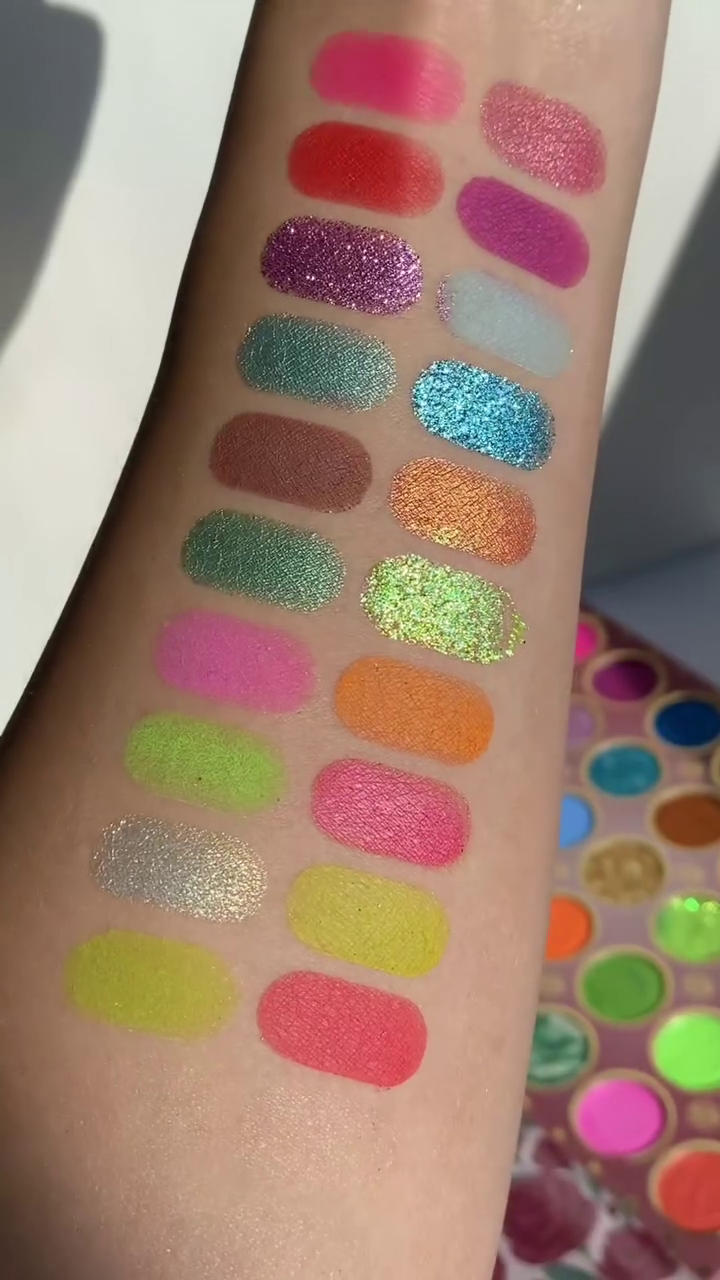Multi-Finish Colorful Eyeshadow Palette Featuring Matte, Shimmer, and Glitter Shades – Ultra-Pigmented and Blendable Rainbow Tones for Creative Eye Looks
