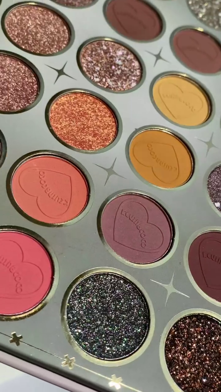 Multi-Finish Colorful Eyeshadow Palette Featuring Matte, Shimmer, and Glitter Shades – Ultra-Pigmented and Blendable Rainbow Tones for Creative Eye Looks