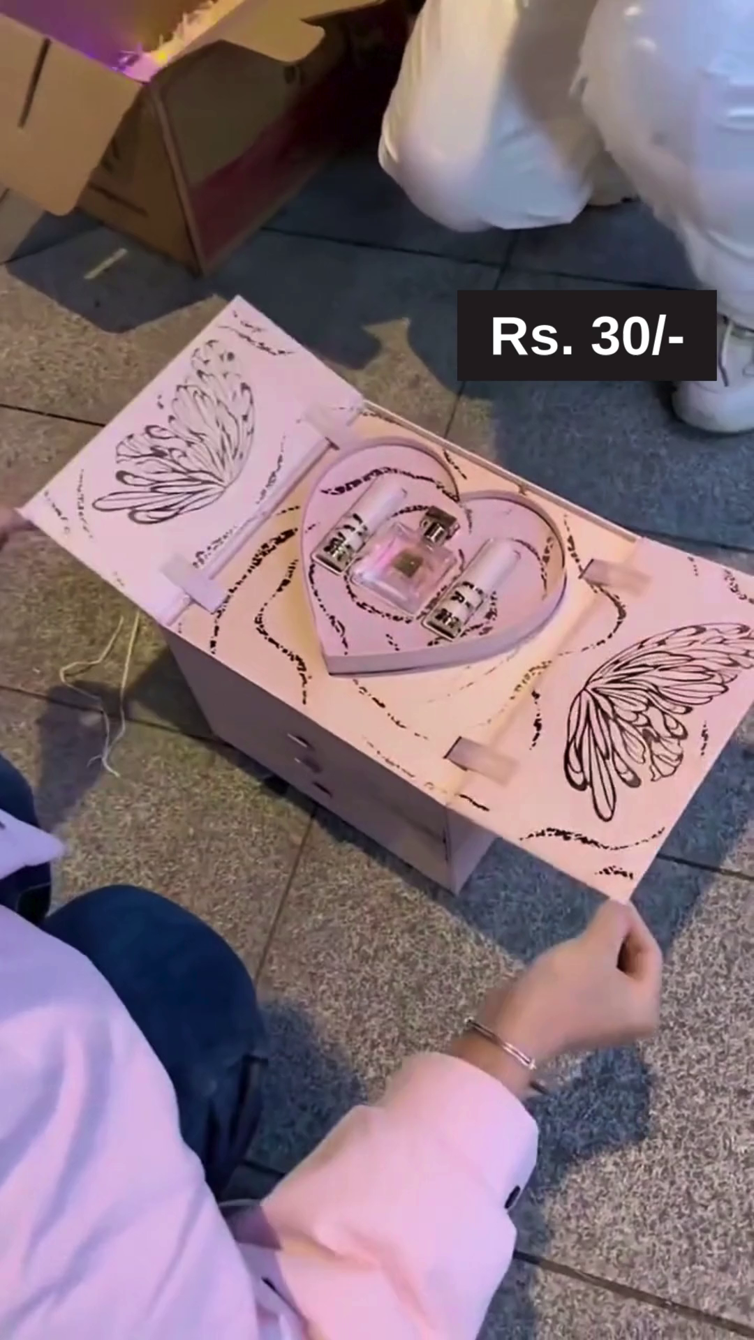 Luxury All-in-One Makeup Gift Set with Foldable Mirror, Lipsticks, Eyeshadow Palette, Brushes, and Compact Accessories in a Beautifully Designed Floral Box